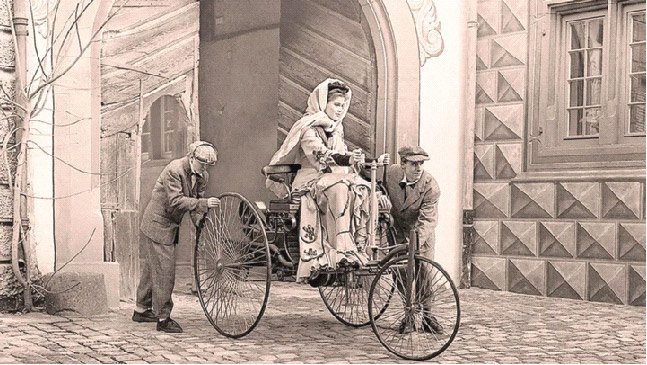 Bertha Benz in the Benz Motorwagon 3 model car