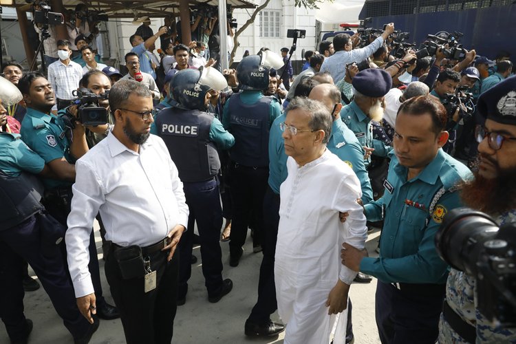 আন্তর্জাতিক অপরাধ ট্রাইব্যুনালে হাজির করা হচ্ছে সাবেক আইনমন্ত্রী আনিসুল হককে। ছবি: আজকের পত্রিকা