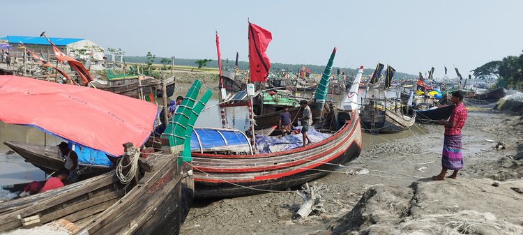 মাছধরায় ২২ দিনের নিষেধাজ্ঞা শেষে আজ সাগরে নামছে জেলেরা। ছবি: আজকের পত্রিকা