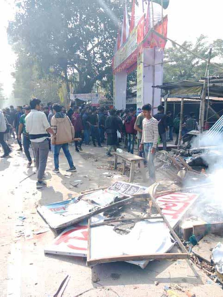 মোল্লাহাটে মার্চ ফর ইউনিটির ঢাকামুখী গাড়িবহরে হামলার ঘটনায় গোটা এলাকা রণক্ষেত্র হয়ে ওঠে। ছবি: আজকের পত্রিকা