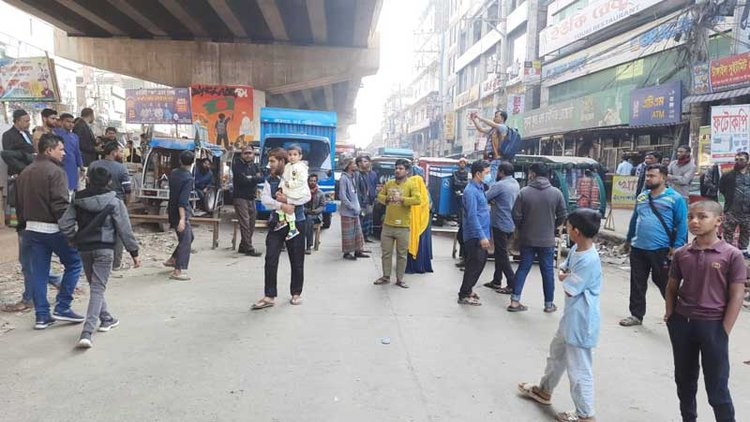 গাজীপুরে শ্রমিকদের ঢাকা-টাঙ্গাইল মহাসড়ক অবরোধের কারণে যানজটের সৃষ্টি হয়। ছবি: আজকের পত্রিকা