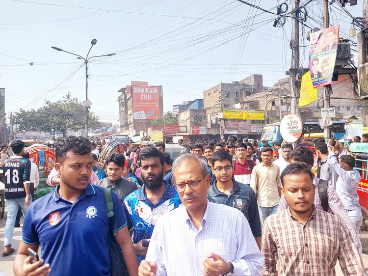 রাস্তা অবরোধের কারণে আটকা পড়েন বিশ্ববিদ্যালয়ের উপাচার্য অধ্যাপক ড. রেজাউল করিম। ছবি: আজকের পত্রিকা