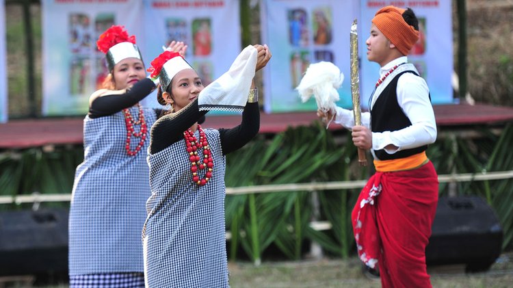 কমলগঞ্জ উপজেলার মাগুরছড়া খাসিয়া পুঞ্জির খেলার মাঠে গত বছরের খাসি সেং কুটস্নেম উৎসব। ছবি: আজকের পত্রিকা