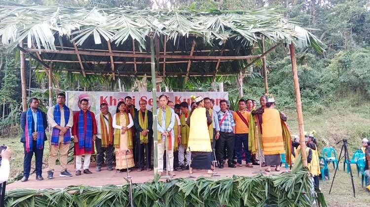 মাগুরছড়ায় খাসি (খাসিয়া) সম্প্রদায়ের বর্ষবিদায় ও নতুন বছরকে বরণের ঐতিহ্যবাহী উৎসব ‘খাসি সেং কুটস্নেম’ অনুষ্ঠিত হয়েছে। ছবি: আজকের পত্রিকা