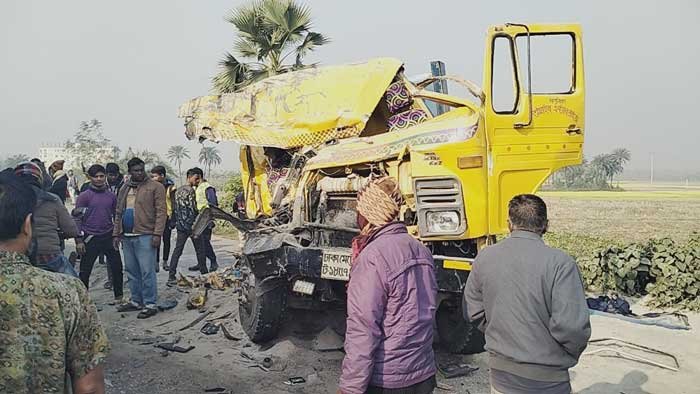 নাটোর-বগুড়া মহাসড়কের ডালসড়ক ওয়াইমোড় এলাকায় দুই ট্রাকের সংঘর্ষ হয়। ছবি: আজকের