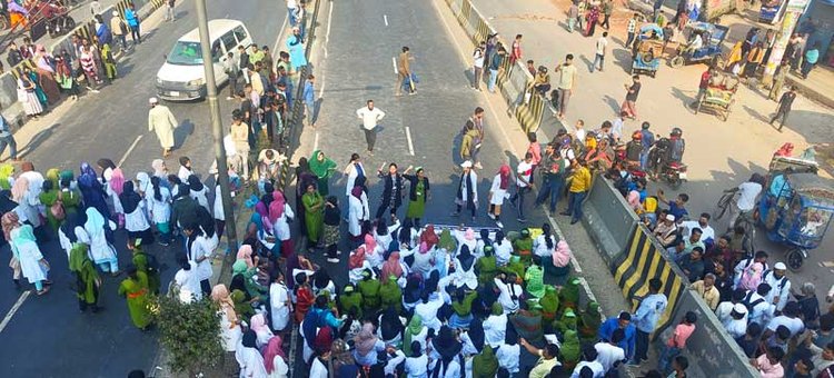 সাভারে বাসের ধাক্কায় শিক্ষার্থী নিহতের ঘটনায় ঢাকা-আরিচা মহাসড়ক অবরোধ করে বিক্ষোভ করছেন শিক্ষার্থীরা। ছবি: আজকের পত্রিকা