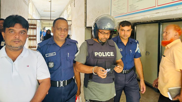 রোববার ঠাকুরগাঁও জেলা যুবলীগের সাধারণ সম্পাদক দেবাশীষ দত্ত সমীরকে কারা ফটকে পাঁচ দিনের  জিজ্ঞাসাবাদের নির্দেশ দেওয়া হয়। ছবি: আজকের পত্রিকা