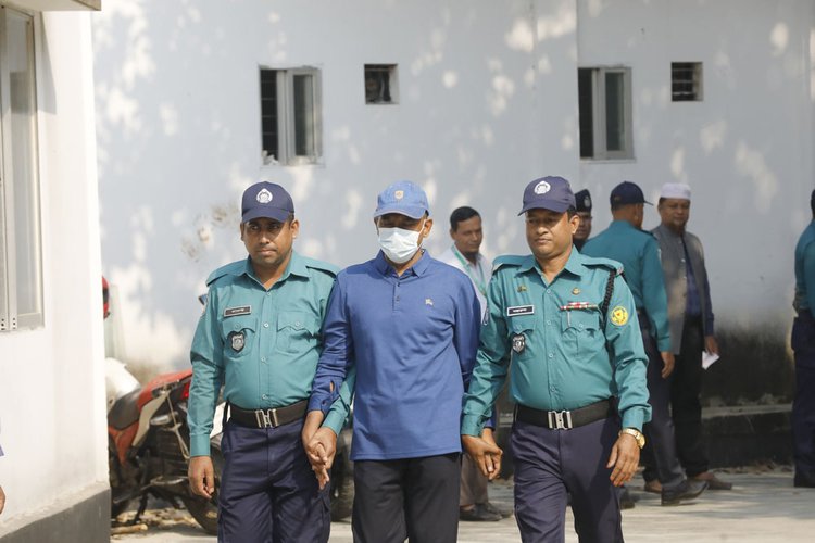 সকাল সোয়া ১০টার দিকে প্রিজন ভ্যান ট্রাইব্যুনাল গেটে থামে। ছবি: আজকের পত্রিকা