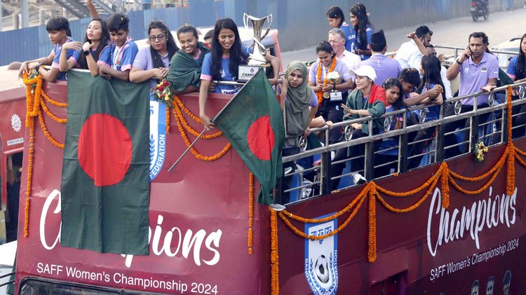 এবারও সাফ জেতার পর ছাদখোলা বাসে ভ্রমণ করে বাংলাদেশ নারী ফুটবল দল। ছবি: আজকের পত্রিকা