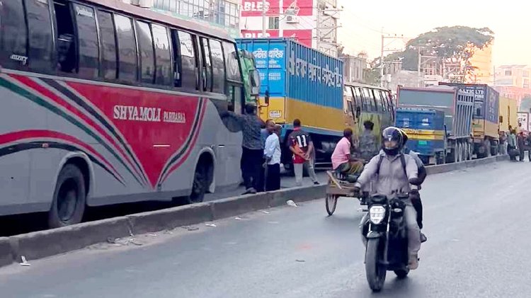 শ্রমিক বিক্ষোভের কারণে মহাসড়কের উভয় পাশে প্রায় ২০ কিলোমিটার যানজটের সৃষ্টি হয়েছে। ছবি: আজকের পত্রিকা