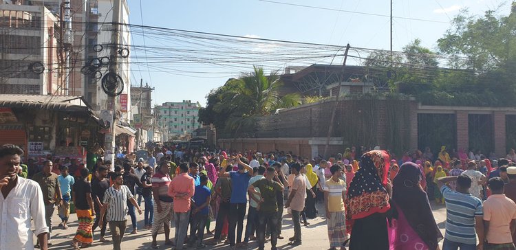 গাজীপুর মহানগরীর কোনাবাড়ী এলাকার একটি কারখানার শ্রমিকেরাও বেতনের জন্য বিক্ষোভ করছেন। ছবি: আজকের পত্রিকা