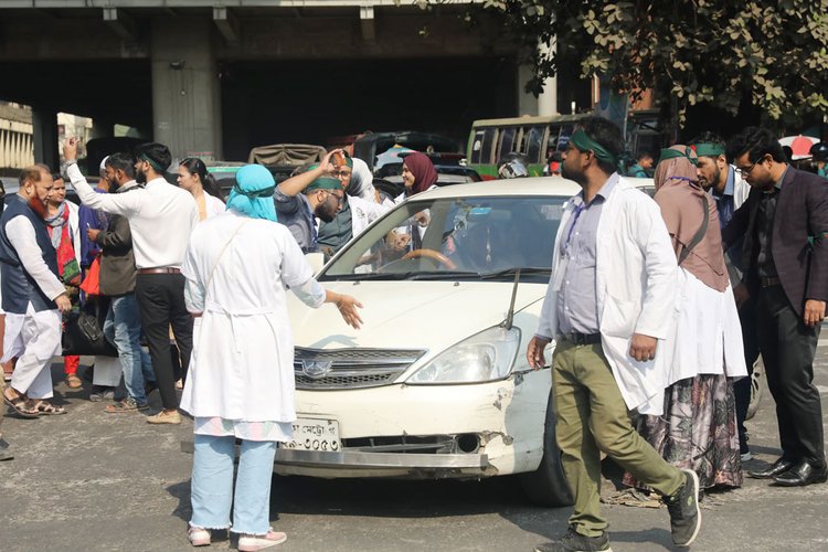 ভাতা বাড়ানোর দাবিতে রাজধানীর শাহবাগ মোড় অবরোধ করে রেখেছে পোস্টগ্র্যাজুয়েট প্রাইভেট প্রশিক্ষণার্থী। ছবি: আজকের পত্রিকা