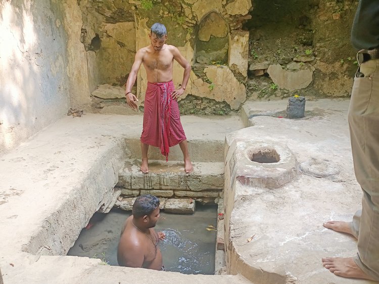 ভক্তরা অগ্নিকুণ্ডের পানিতে স্নান সেরে ভক্তি সহকারে পূজা অর্চনা করেন। ছবি: আজকের পত্রিকা