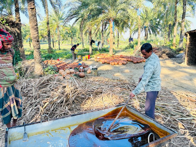 আস্তে আস্তে রস শুকিয়ে রূপ নেয় সুস্বাদু গুড়ে। ছবি: আজকের পত্রিকা