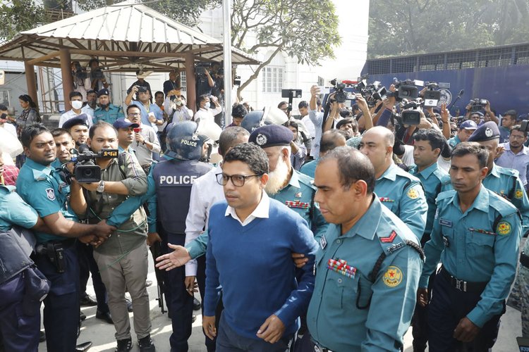 আন্তর্জাতিক অপরাধ ট্রাইব্যুনালে হাজির করা হচ্ছে সাবেক টেলিযোগাযোগ ও তথ্যপ্রযুক্তি প্রতিমন্ত্রী জুনাইদ আহমেদ পলককে। ছবি: আজকের পত্রিকা