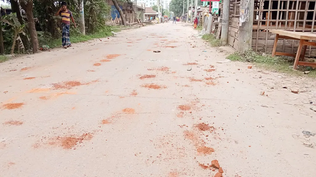 আশুলিয়ায় পুলিশ-শ্রমিক সংঘর্ষে গুলিবিদ্ধ ২, একজন ‘গুরুতর’