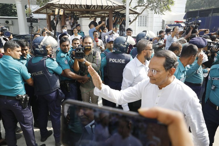 আন্তর্জাতিক অপরাধ ট্রাইব্যুনালে হাজির করা হচ্ছে জাতীয় সমাজ তান্ত্রিক দল (জাসদ) সভাপতি হাসানুল হক ইনুকে। ছবি: আজকের পত্রিকা