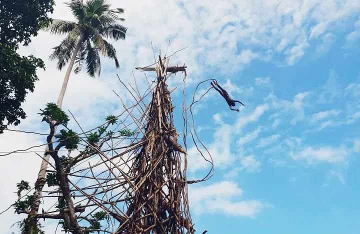 ভানুয়াতু দ্বীপ থেকেই বাঞ্জি জাম্পিং এসেছে বলে ধারণা করা হয়। ছবি: এয়ার ভানুয়াতু