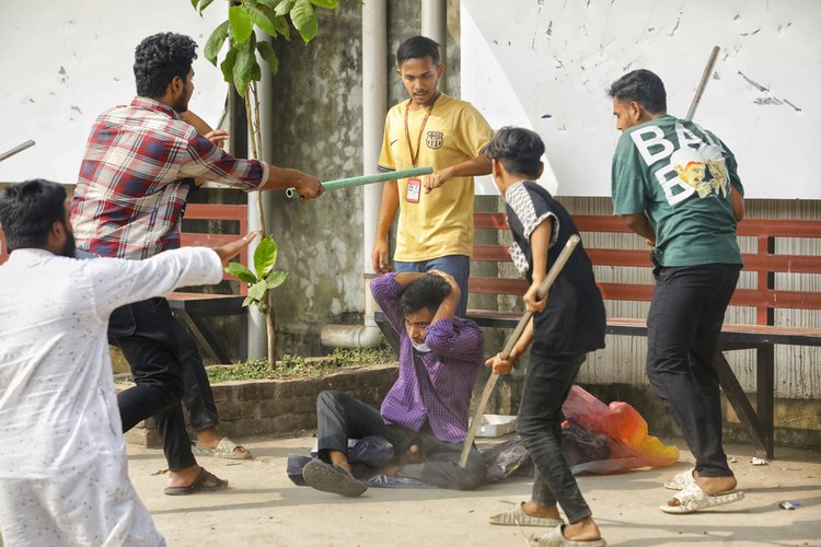 যাত্রাবাড়ীতে মোল্লা কলেজে দুই কলেজের শিক্ষার্থীদের হামলা। ছবি: আজকের পত্রিকা