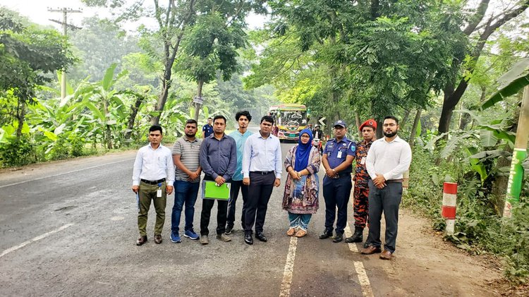 ঢাকা-খুলনা মহাসড়কের ফরিদপুরের মল্লিকপুরে দুর্ঘটনাস্থল। ছবি: ড. আরমানা সাবিহা হক