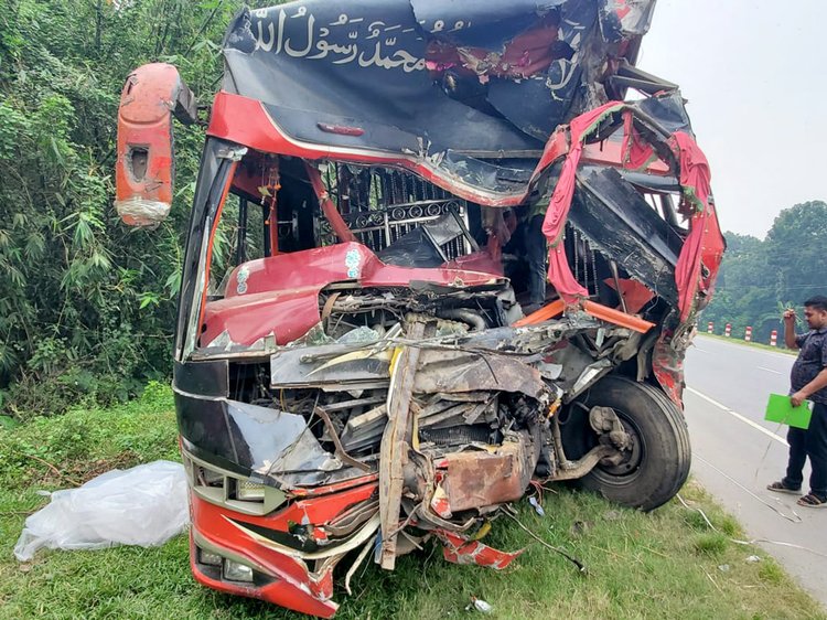 ঢাকা-খুলনা মহাসড়কে ফরিদপুরের মল্লিকপুরে দুর্ঘটনা কবলিত বাস। ছবি: ড. আরমানা সাবিহা হক