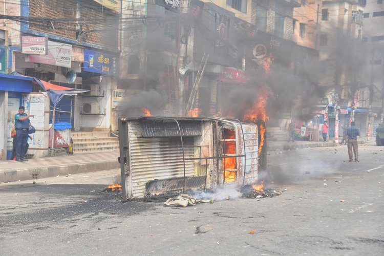 রাজধানীর মিরপুর ১৪ নম্বরের পূর্ব ইব্রাহিমপুরে পোশাককর্মীদের সঙ্গে যৌথ বাহিনীর সংঘর্ষে নারীসহ দুই কর্মী গুলিবিদ্ধ ও এক সেনাসদস্য আহত হয়েছেন। ছবি: আজকের পত্রিকা