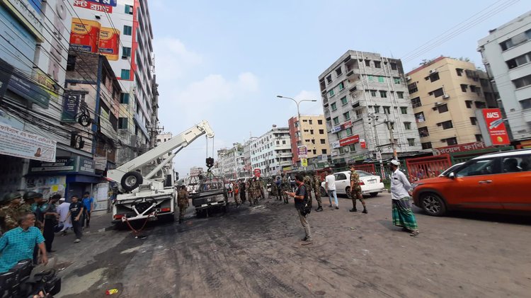 রাজধানীর মিরপুর ১৪ নম্বরের পূর্ব ইব্রাহিমপুরে পোশাককর্মীদের সঙ্গে যৌথ বাহিনীর সংঘর্ষে নারীসহ দুই কর্মী গুলিবিদ্ধ ও এক সেনাসদস্য আহত হয়েছেন। ছবি: আজকের পত্রিকা