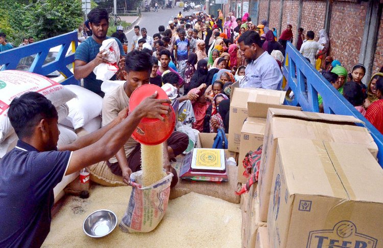 সাশ্রয়ী মূল্যে টিসিবির চাল, ডালসহ নিত্যপ্রয়োজনীয় পণ্য কিনতে রাজধানীতে নিম্ন আয়ের মানুষদের ভিড় বাড়ছে। ছবি: আজকের পত্রিকা