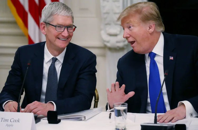 Donald Trump with Tim Cook. Photo: Collected