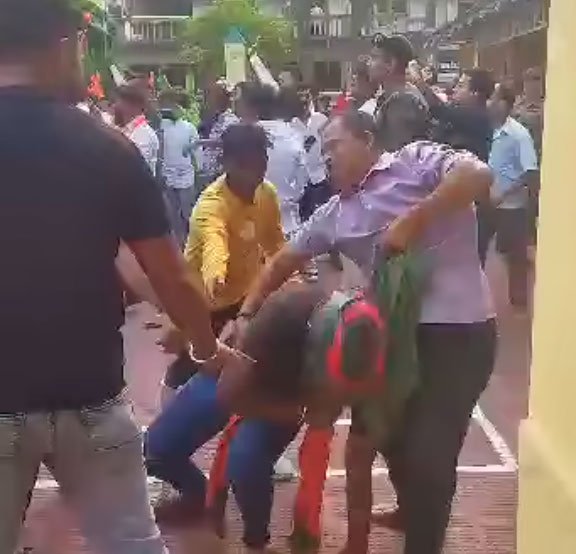 আগরতলায় বাংলাদেশের সহকারী হাইকমিশন ভবনে হামলা ও ভাঙচুর করেছে বিক্ষুব্ধ ভারতীয়রা।ছবি: ভিডিও থেকে