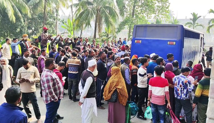 যশোরের আদালতে আ.লীগের ১৬৭ নেতা কর্মীর আত্মসমর্পণ। ছবি: আজকের পত্রিকা