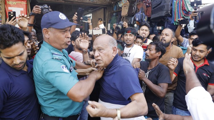 আ. লীগের কর্মী সন্দেহে কয়েকজনকে মারধর করে পুলিশে দিয়েছে বিএনপি নেতা-কর্মীরা। ছবি: মেহেদী হাসান