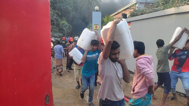 শ্রীপুরে বোতাম কারখানার কেমিক্যাল গুদামে আগুন। ছবি: আজকের পত্রিকা