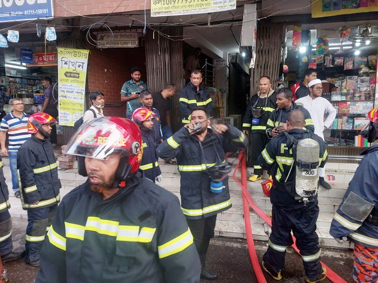 রাজধানীর ফার্মগেটে মানসি প্লাজায় অগ্নিকাণ্ড, নিয়ন্ত্রণে ফায়ার সার্ভিস। ছবি: আজকের পত্রিকা