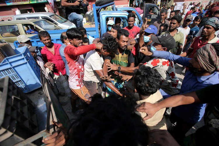 সড়ক অবরোধ করে যান চলাচলে বাধা দেন ব্যাটারিচালিত রিকশাচালকেরা। ছবি: আজকের পত্রিকা