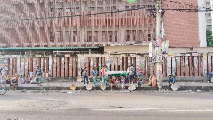 ভোর থেকেই শ্রমজীবী নারী-পুরুষেরা আজিমপুর বাসস্ট্যান্ড সংলগ্ন শ্রমজীবীদের হাটে আসেন কাজের সন্ধানে। ছবি: আজকের পত্রিকা