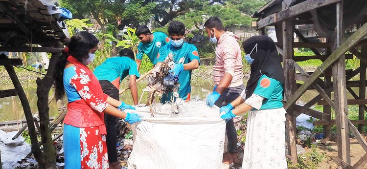 নদীর তীরে পরিচ্ছন্নতা অভিযান। ছবি: আজকের পত্রিকা