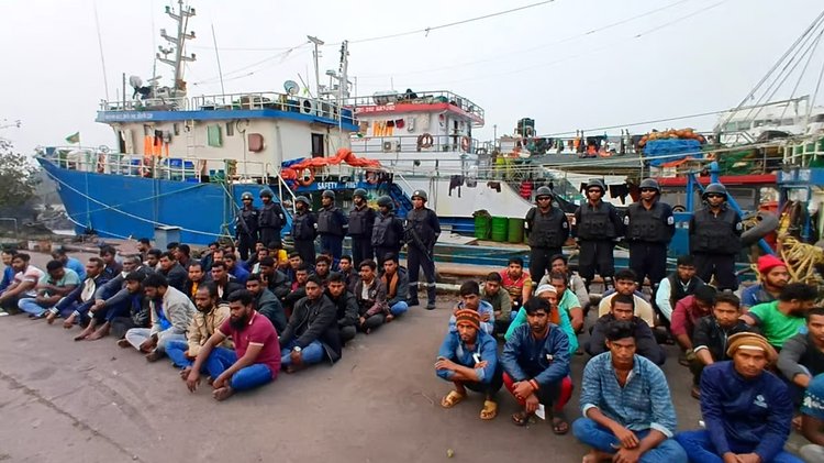 মামলা দিয়ে গতকাল মঙ্গলবার পারাদ্বীপ বন্দরে জাহাজ দুটি নিয়ে যাওয়া হয়েছে। ছবি: সংগৃহীত