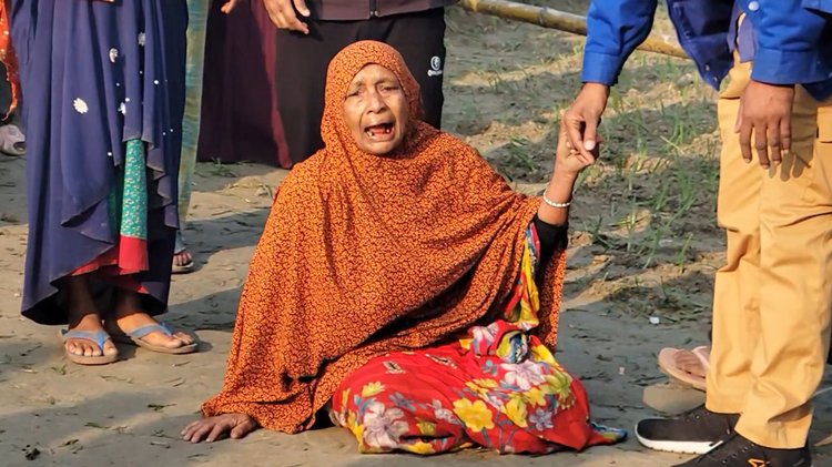 বাবুর মৃত্যুর খবরে স্বজনের আহাজারি। ছবি: আজকের পত্রিকা