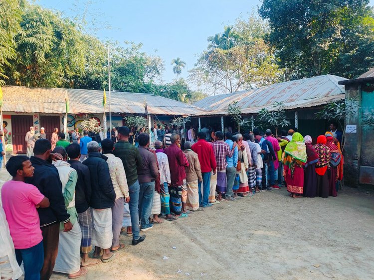 গঙ্গাচড়া উপজেলার বেতগাড়ী ইউনিয়ন বিএনপির কমিটি গঠনের জন্য ভোট দেওয়ার জন্য লাইনে দাঁড়িয়েছেন নেতা-কর্মী। ছবি: আজকের পত্রিকা