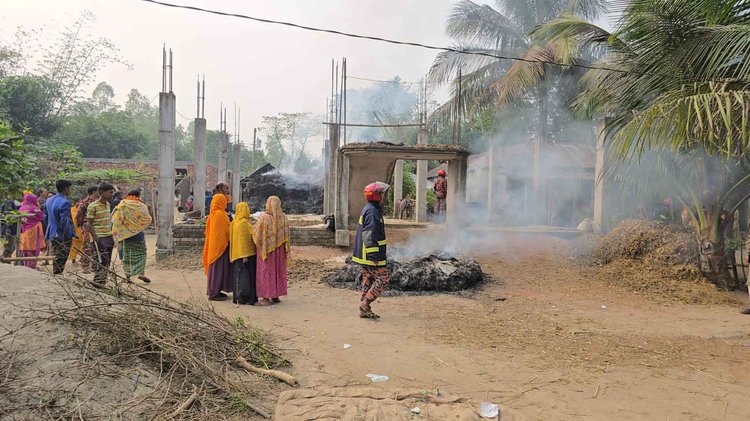 বগুড়ায় কৃষককে কুপিয়ে হত্যার পর উপস্থিত আইনশৃঙ্খলা বাহিনীর সদস্যরা। ছবি: সংগৃহীত