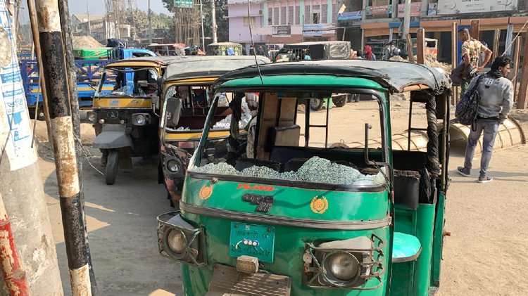 রাজশাহীতে অটোরিকশা স্ট্যান্ডে হামলা-ভাঙচুর। ছবি: আজকের পত্রিকা