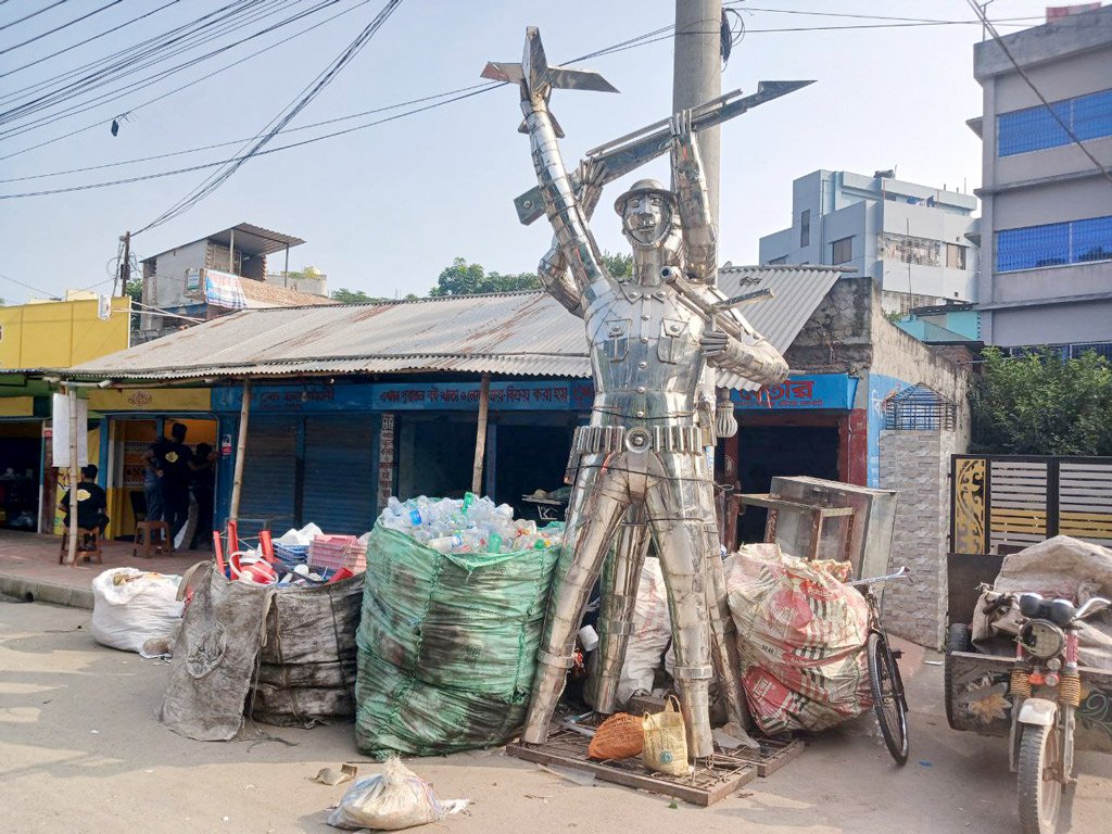 মুক্তিযোদ্ধার ভাস্কর্য: কোথাও স্থাপন করতে না পেরে বিক্রি করা হয় ভাঙারির দোকানে