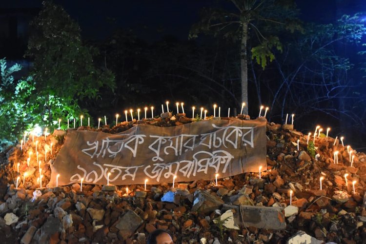 ইটের স্তূপে মোমবাতি জ্বালানো হয়। ছবি: আজকের পত্রিকা