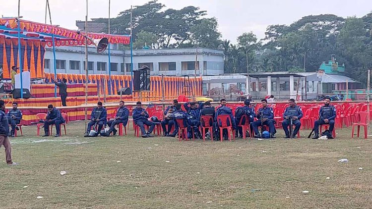 বিএনপির দুপক্ষের সমাবেশস্থলে পুলিশ মোতায়েন ছিল। ছবি: আজকের পত্রিকা