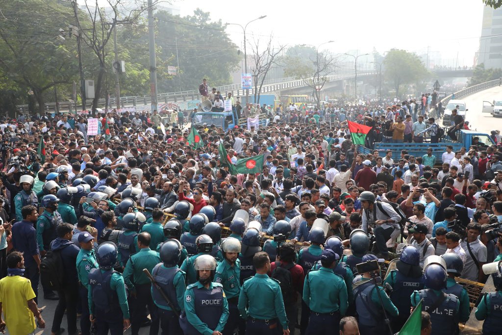 রামপুরা-বাড্ডা-নতুনবাজার সড়কে পুলিশের ব্যারিকেড, যান চলাচল বন্ধ