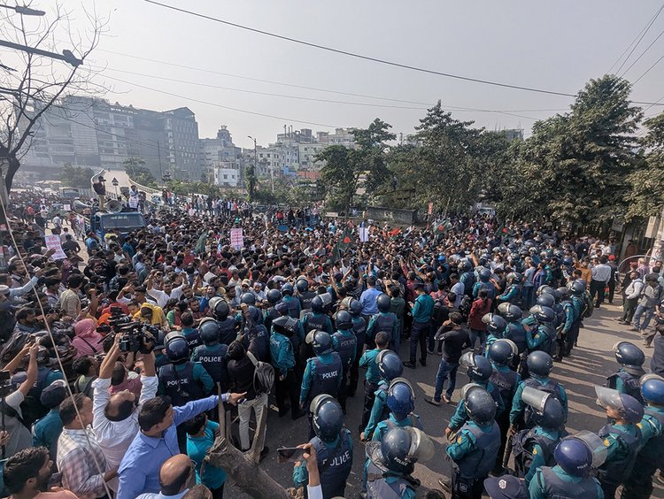 ভারতীয় হাইকমিশন অভিমুখে বিএনপি পদযাত্রা রামপুরায় আটকে দিয়েছে পুলিশ। ছবি: আজকের পত্রিকা