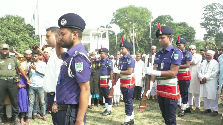 আবদুল্লাহর লাশ বেনাপোলে রাষ্ট্রীয় মর্যাদায় দাফন। ছবি: আজকের পত্রিকা