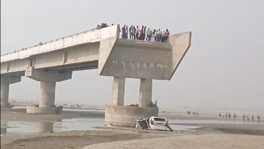 গুগল ম্যাপ ধরে সেতু পার হতে গিয়ে নদীতে পড়ল গাড়ি, নিহত ৩