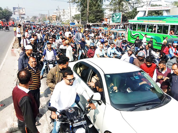 বরিশালে মোটরসাইকেল মহড়া করে জনভোগান্তি সৃষ্টি। ছবি: আজকের পত্রিকা